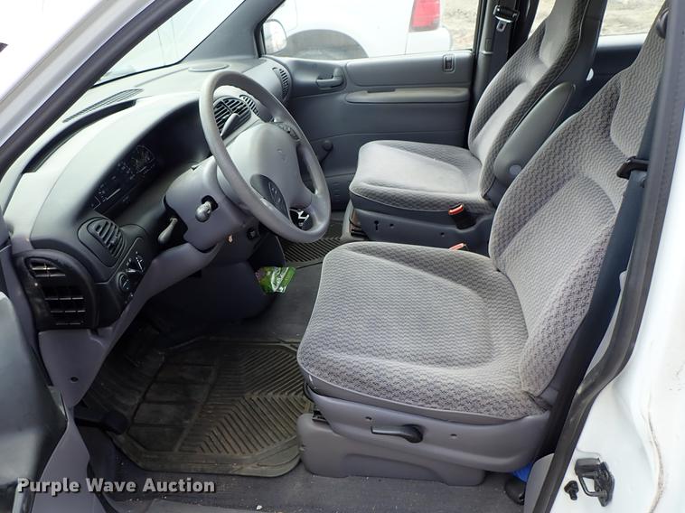 image for item DF8885 1999 Plymouth Voyager van