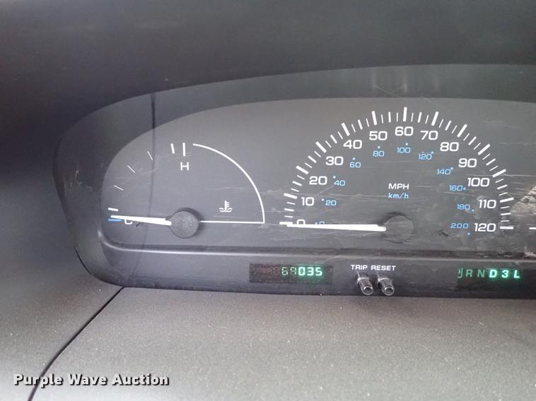 image for item DF8885 1999 Plymouth Voyager van