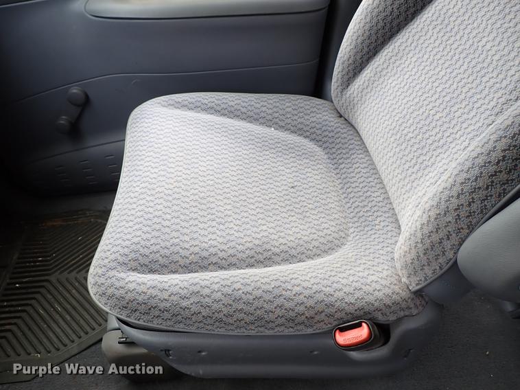 image for item DF8885 1999 Plymouth Voyager van