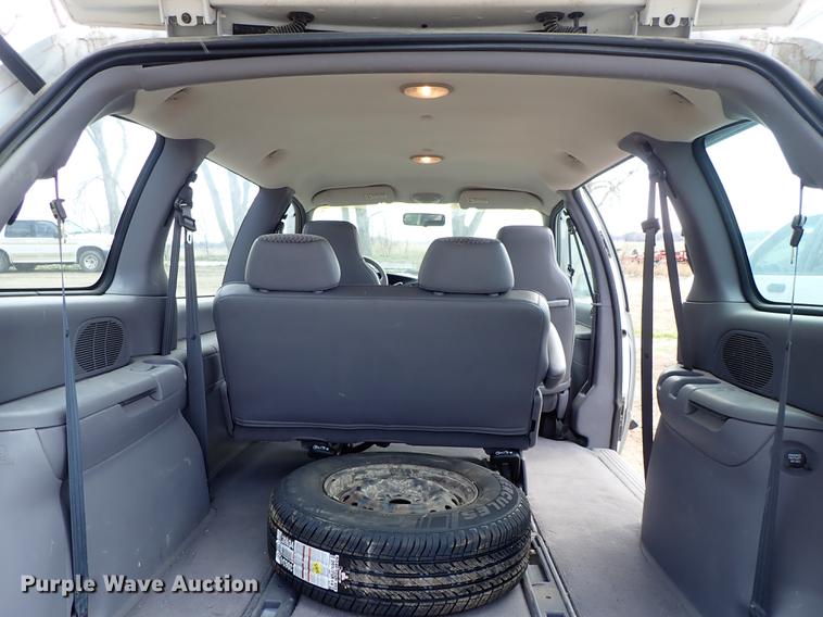 image for item DF8885 1999 Plymouth Voyager van