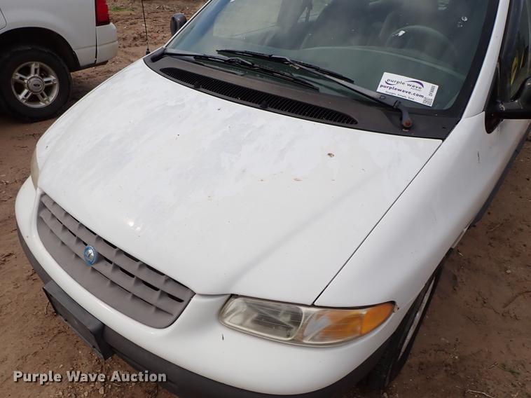 image for item DF8885 1999 Plymouth Voyager van