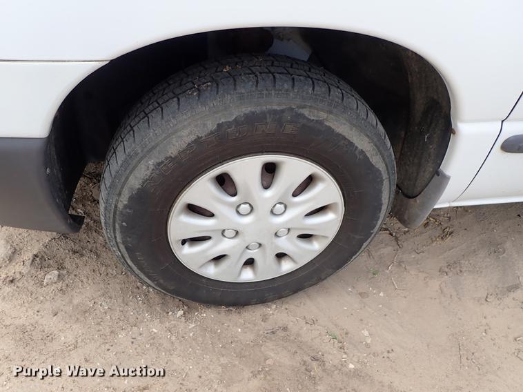 image for item DF8885 1999 Plymouth Voyager van