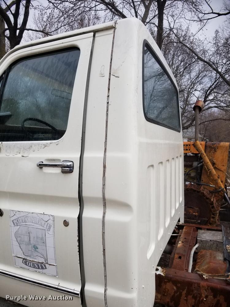 image for item DG0949 1984 Ford Econoline E350 XL cab and chassis