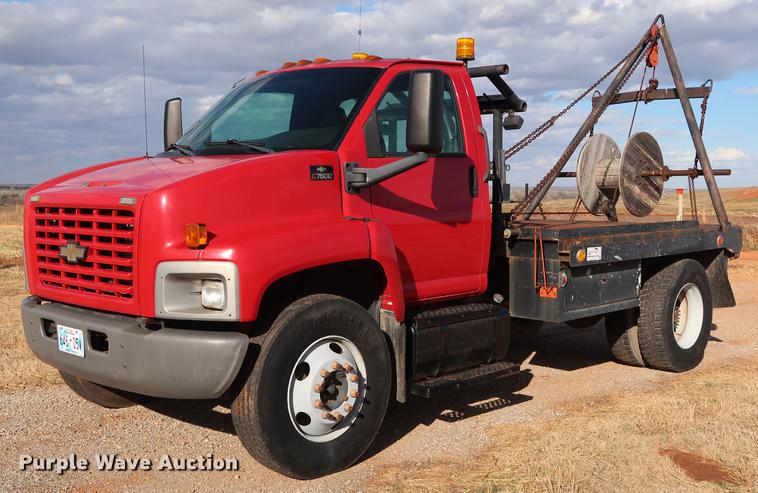 image for item DG3401 2004 Chevrolet C7500 flatbed truck with gin poles
