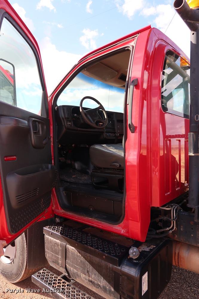 image for item DG3401 2004 Chevrolet C7500 flatbed truck with gin poles