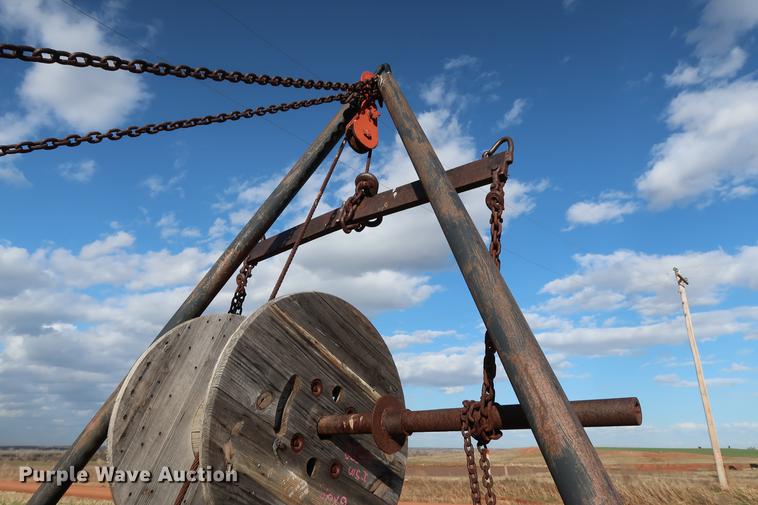 image for item DG3401 2004 Chevrolet C7500 flatbed truck with gin poles