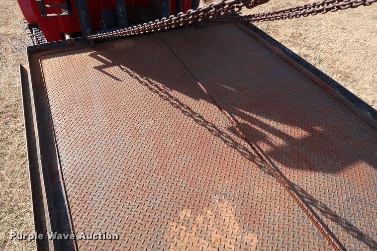 image for item DG3401 2004 Chevrolet C7500 flatbed truck with gin poles