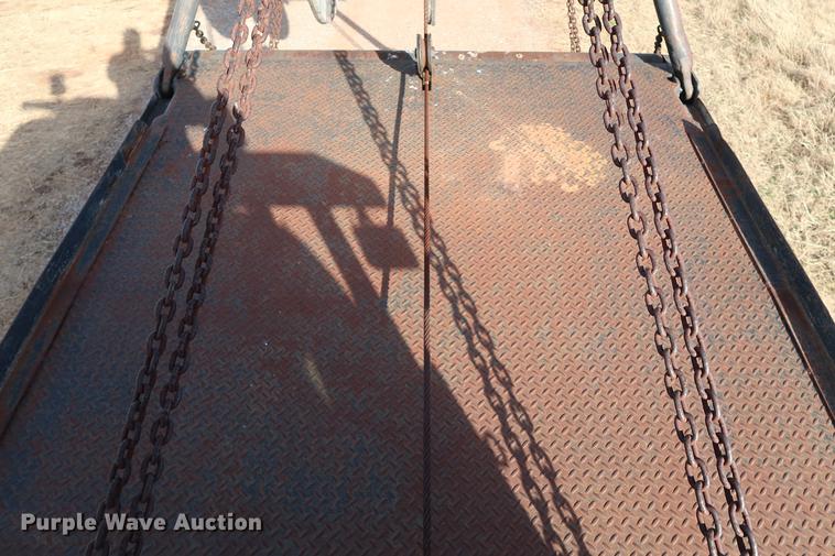 image for item DG3401 2004 Chevrolet C7500 flatbed truck with gin poles