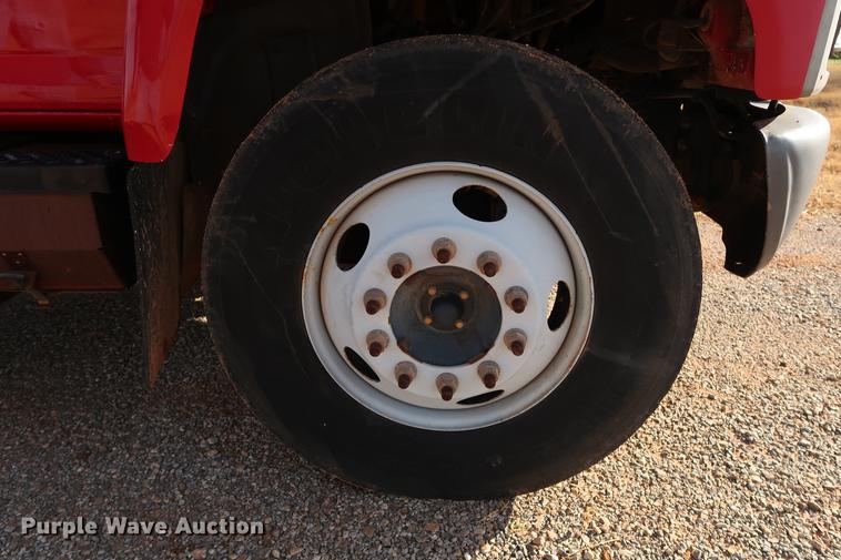 image for item DG3401 2004 Chevrolet C7500 flatbed truck with gin poles