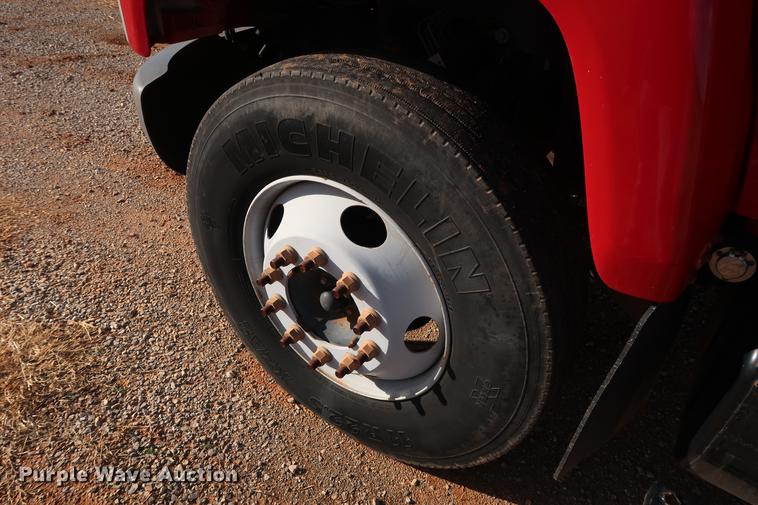 image for item DG3401 2004 Chevrolet C7500 flatbed truck with gin poles