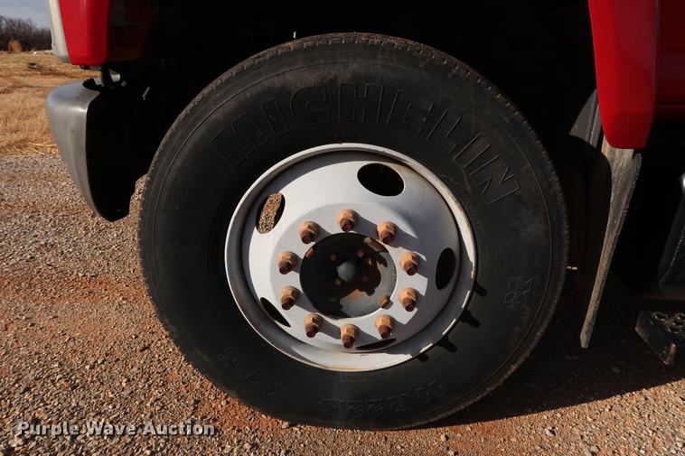 image for item DG3401 2004 Chevrolet C7500 flatbed truck with gin poles