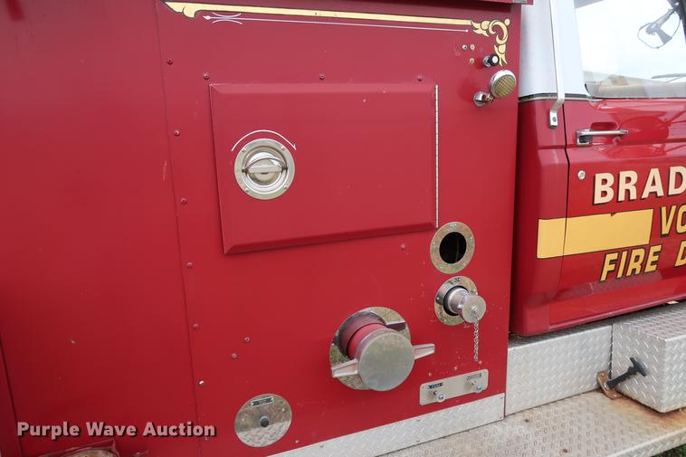 image for item DG3405 1984 Ford F800 Fire Cat fire truck