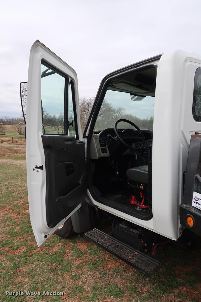 image for item DG3406 2013 International TerraStar flatbed truck