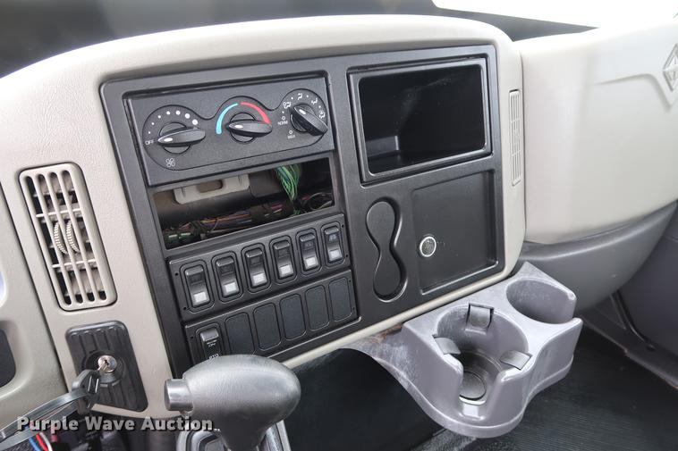 image for item DG3406 2013 International TerraStar flatbed truck