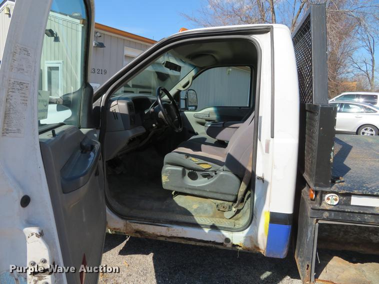 image for item DG3913 2000 Ford F350 Super Duty XL flatbed pickup truck