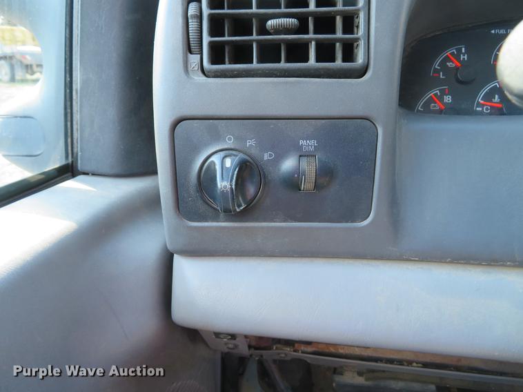 image for item DG3913 2000 Ford F350 Super Duty XL flatbed pickup truck