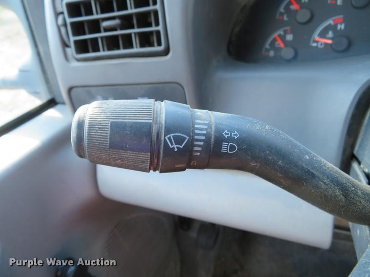 image for item DG3913 2000 Ford F350 Super Duty XL flatbed pickup truck