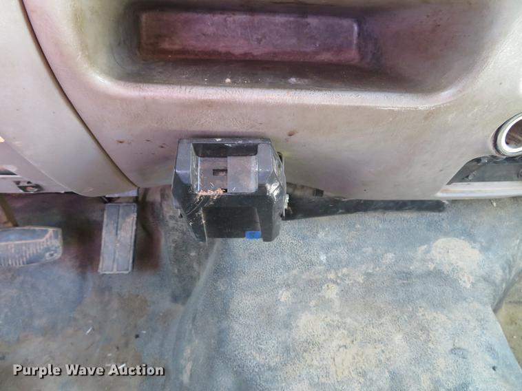 image for item DG3913 2000 Ford F350 Super Duty XL flatbed pickup truck