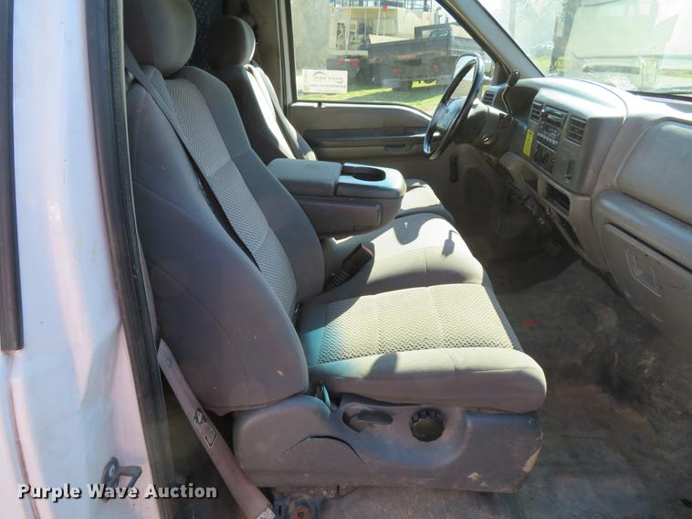 image for item DG3913 2000 Ford F350 Super Duty XL flatbed pickup truck