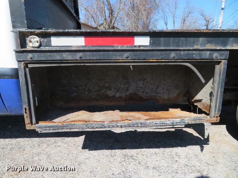 image for item DG3913 2000 Ford F350 Super Duty XL flatbed pickup truck