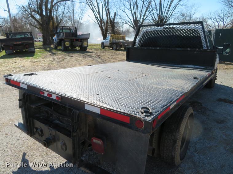 image for item DG3913 2000 Ford F350 Super Duty XL flatbed pickup truck