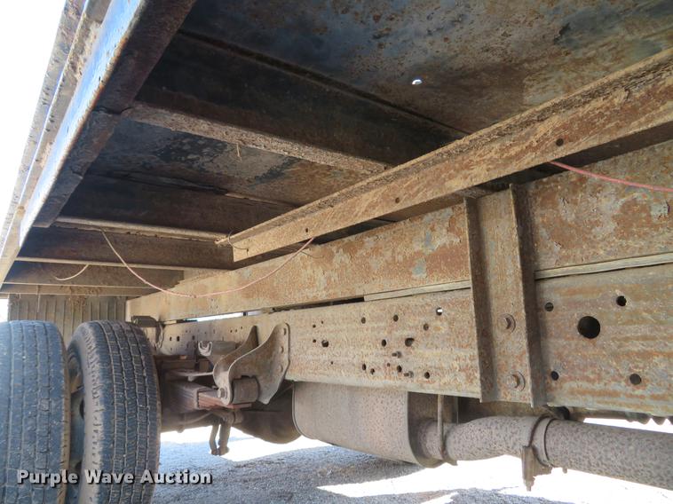 image for item DG3913 2000 Ford F350 Super Duty XL flatbed pickup truck