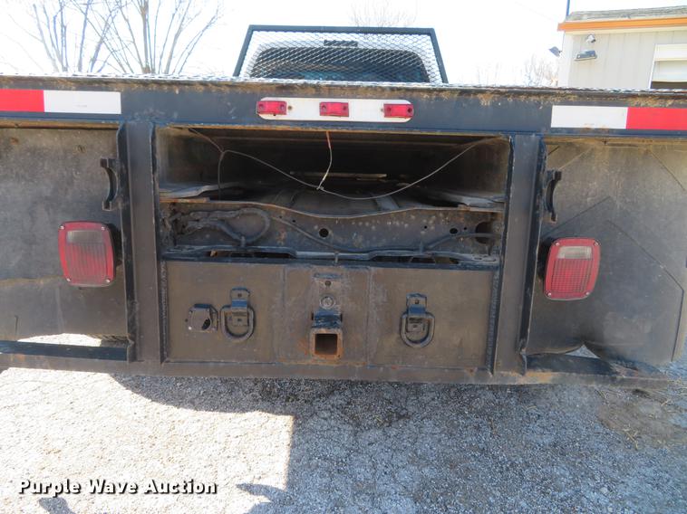 image for item DG3913 2000 Ford F350 Super Duty XL flatbed pickup truck