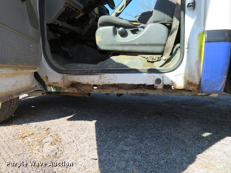 image for item DG3913 2000 Ford F350 Super Duty XL flatbed pickup truck