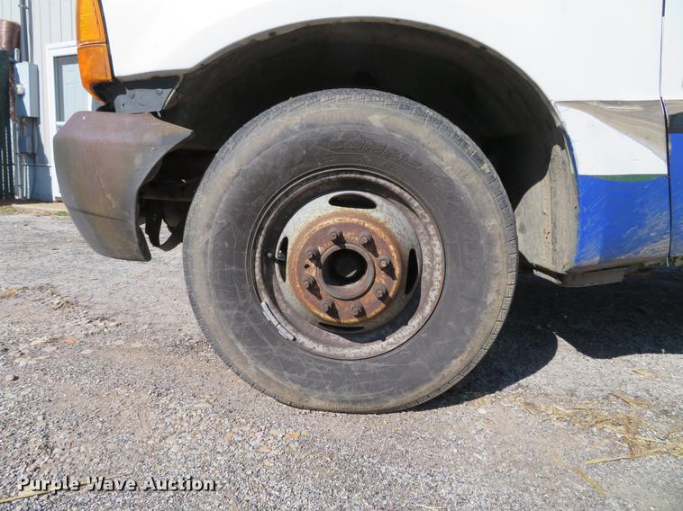 image for item DG3913 2000 Ford F350 Super Duty XL flatbed pickup truck