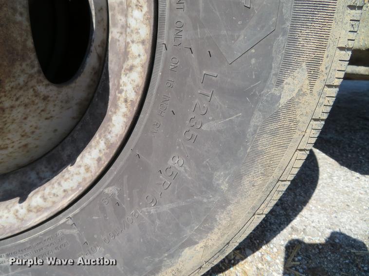 image for item DG3913 2000 Ford F350 Super Duty XL flatbed pickup truck