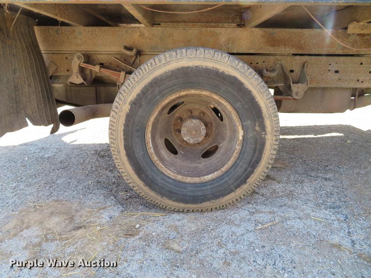 image for item DG3913 2000 Ford F350 Super Duty XL flatbed pickup truck