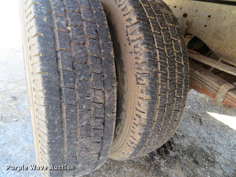 image for item DG3913 2000 Ford F350 Super Duty XL flatbed pickup truck