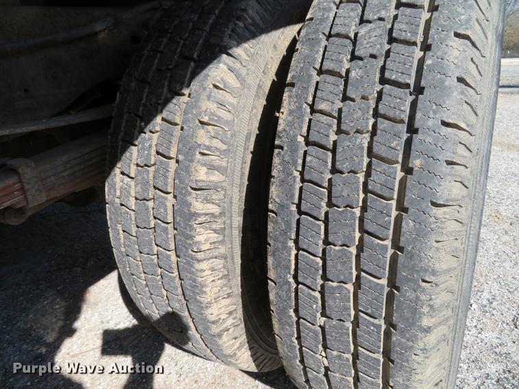 image for item DG3913 2000 Ford F350 Super Duty XL flatbed pickup truck