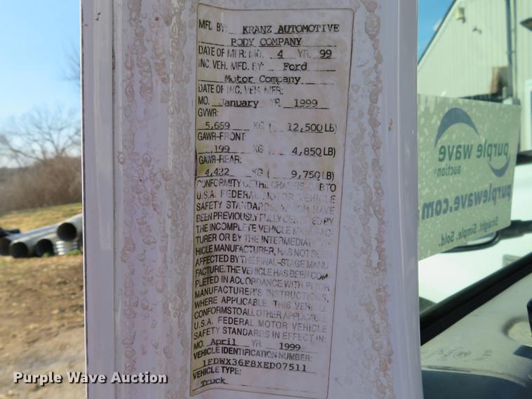 image for item DG3913 2000 Ford F350 Super Duty XL flatbed pickup truck