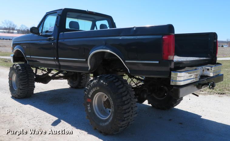 image for item DG3928 1994 Ford F350 XLT pickup truck