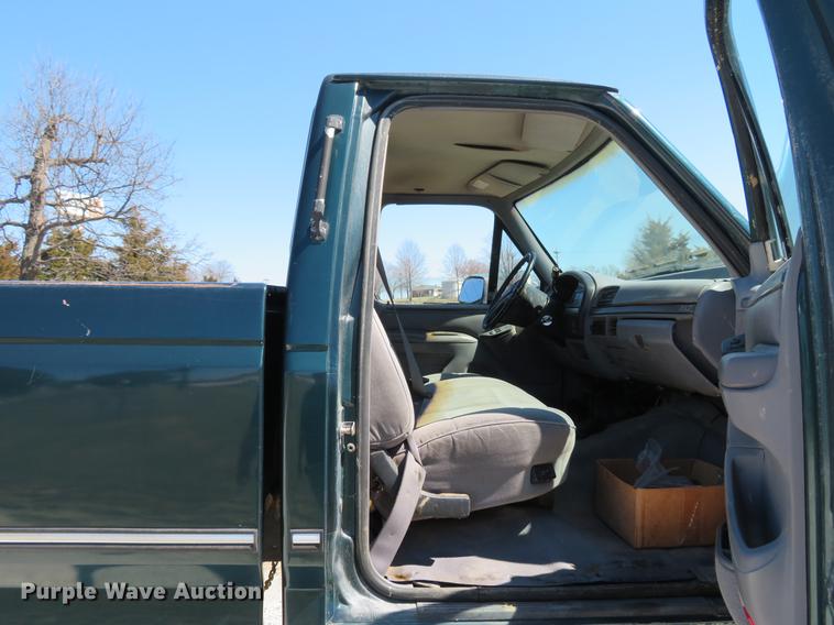 image for item DG3928 1994 Ford F350 XLT pickup truck