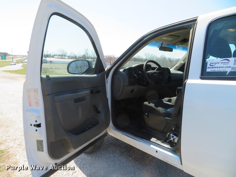 image for item DG3932 2011 Chevrolet Silverado 2500HD Ext. Cab pickup truck
