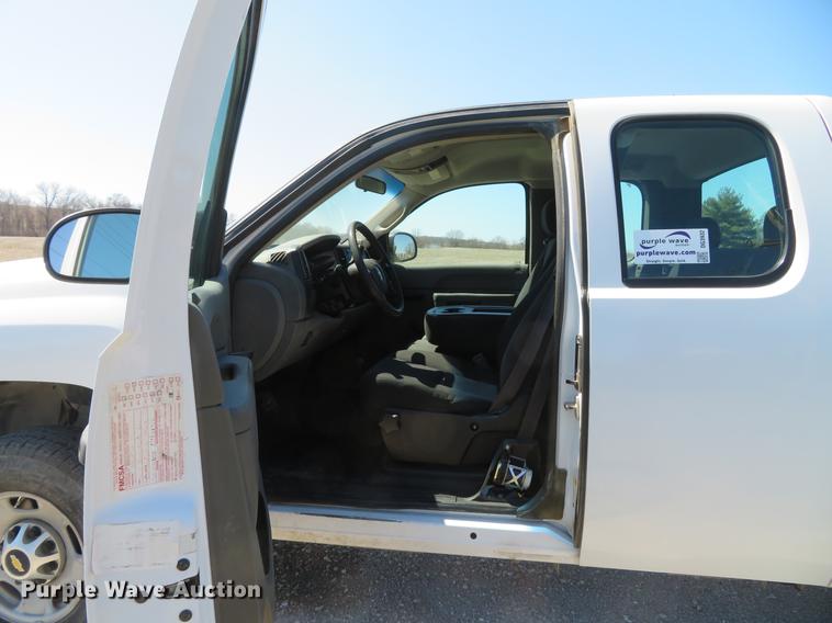 image for item DG3932 2011 Chevrolet Silverado 2500HD Ext. Cab pickup truck