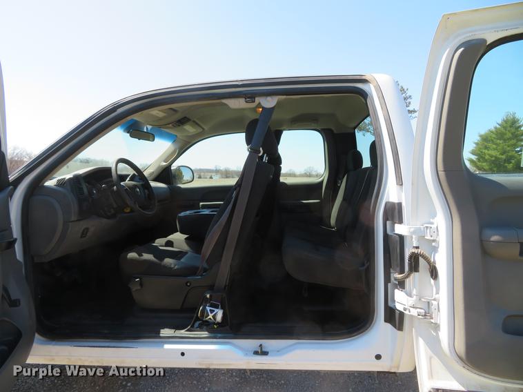 image for item DG3932 2011 Chevrolet Silverado 2500HD Ext. Cab pickup truck