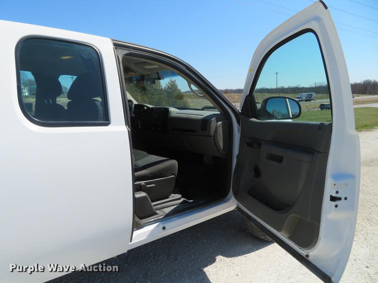 image for item DG3932 2011 Chevrolet Silverado 2500HD Ext. Cab pickup truck