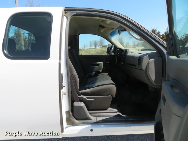 image for item DG3932 2011 Chevrolet Silverado 2500HD Ext. Cab pickup truck