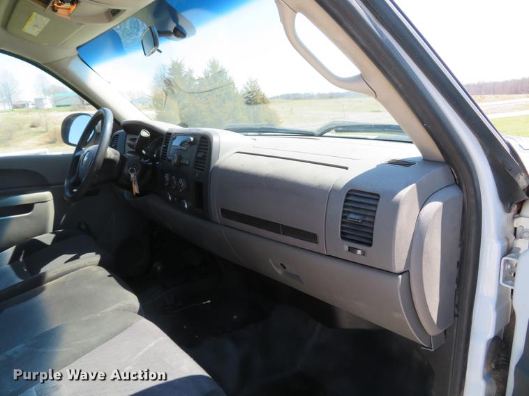 image for item DG3932 2011 Chevrolet Silverado 2500HD Ext. Cab pickup truck
