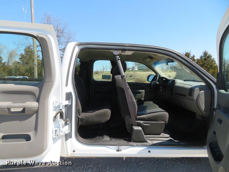image for item DG3932 2011 Chevrolet Silverado 2500HD Ext. Cab pickup truck