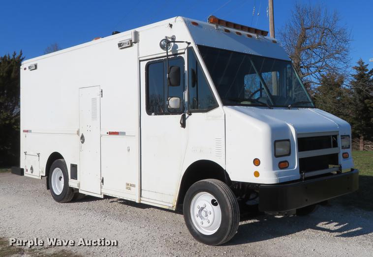 image for item DG3940 2001 Freightliner MT45 delivery truck