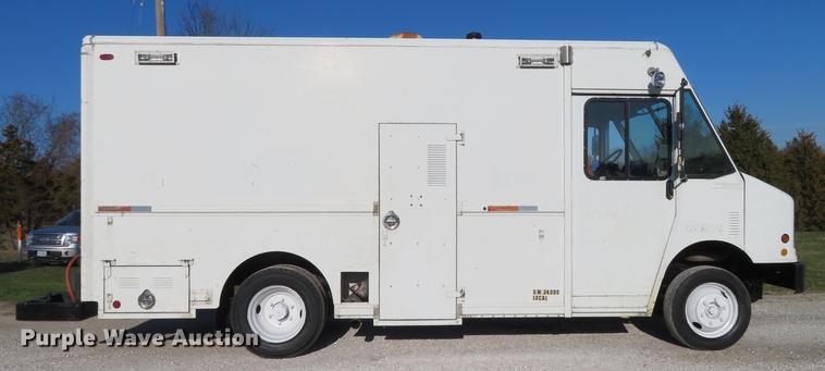 image for item DG3940 2001 Freightliner MT45 delivery truck