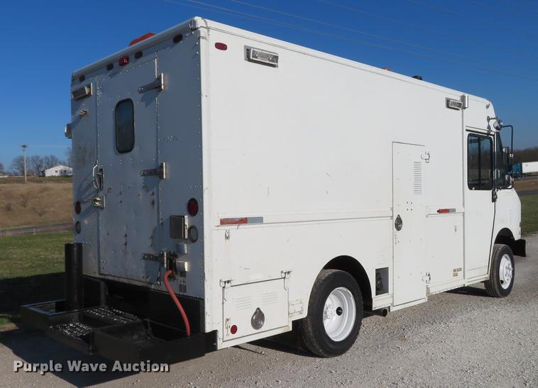 image for item DG3940 2001 Freightliner MT45 delivery truck