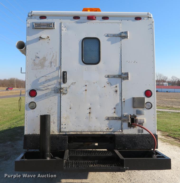 image for item DG3940 2001 Freightliner MT45 delivery truck