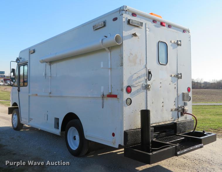 image for item DG3940 2001 Freightliner MT45 delivery truck