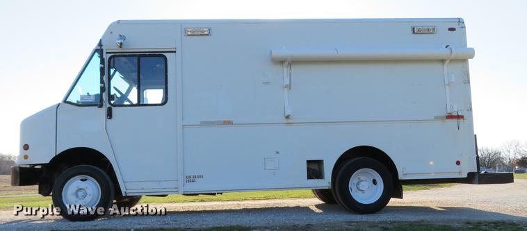 image for item DG3940 2001 Freightliner MT45 delivery truck