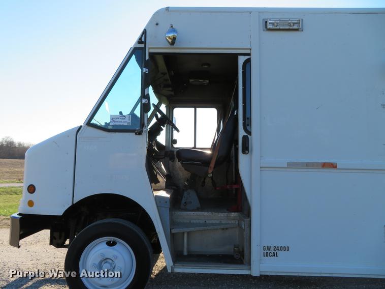 image for item DG3940 2001 Freightliner MT45 delivery truck